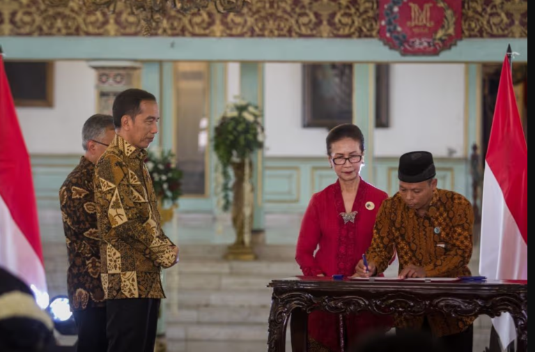 Dinamika Tradisi dan Politik: Polemik Batik Tolak Bala Keraton di Era Jokowi