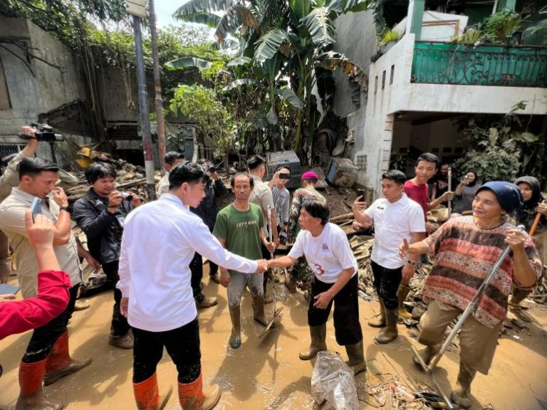 Aksi Cepat Tanggap: Gibran Rakabuming Raka Tinjau Lokasi Banjir di Perumahan PGP Bekasi