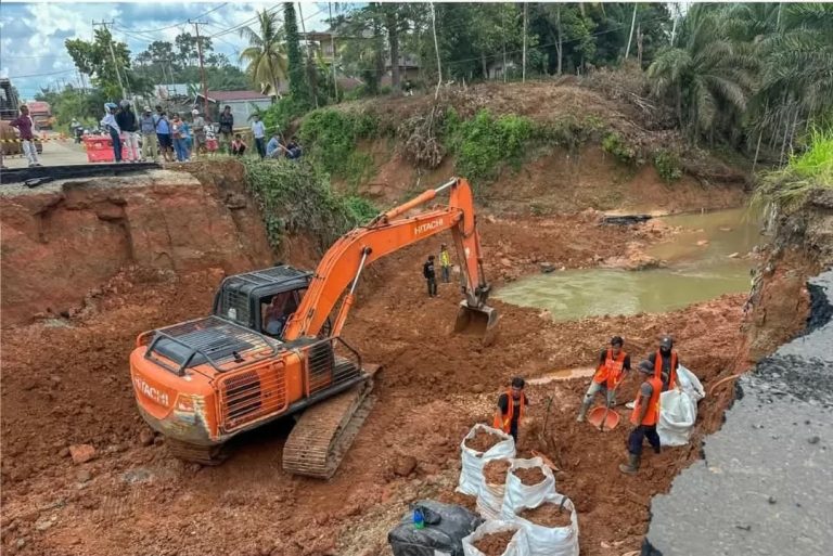 Kondisi Jalan Nasional Amblas di Bungo: Tantangan dan Solusi